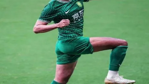 “武汉女足启程亚冠，日本战场一决高下！王霜宣布抵达：日本，我们来了！”